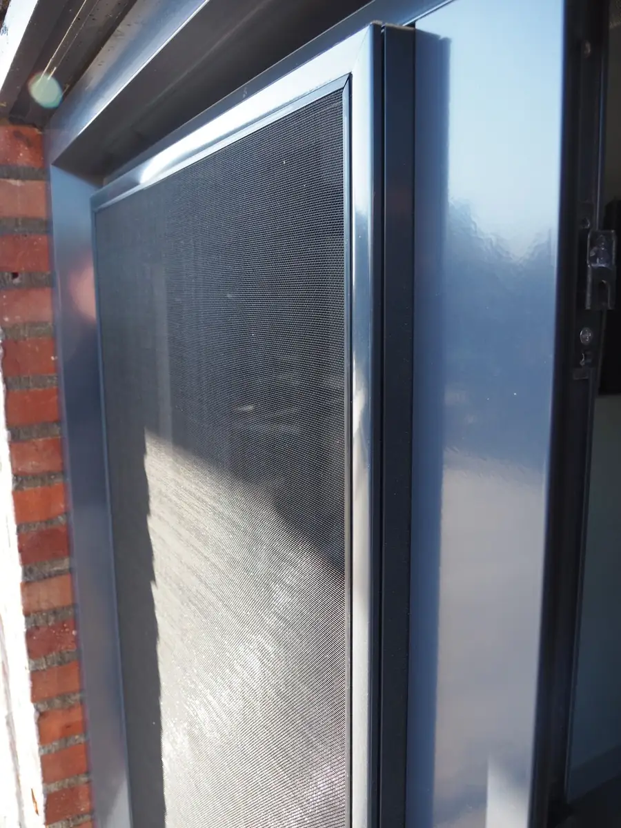 Detail van het aluminium profiel van een hordeur
