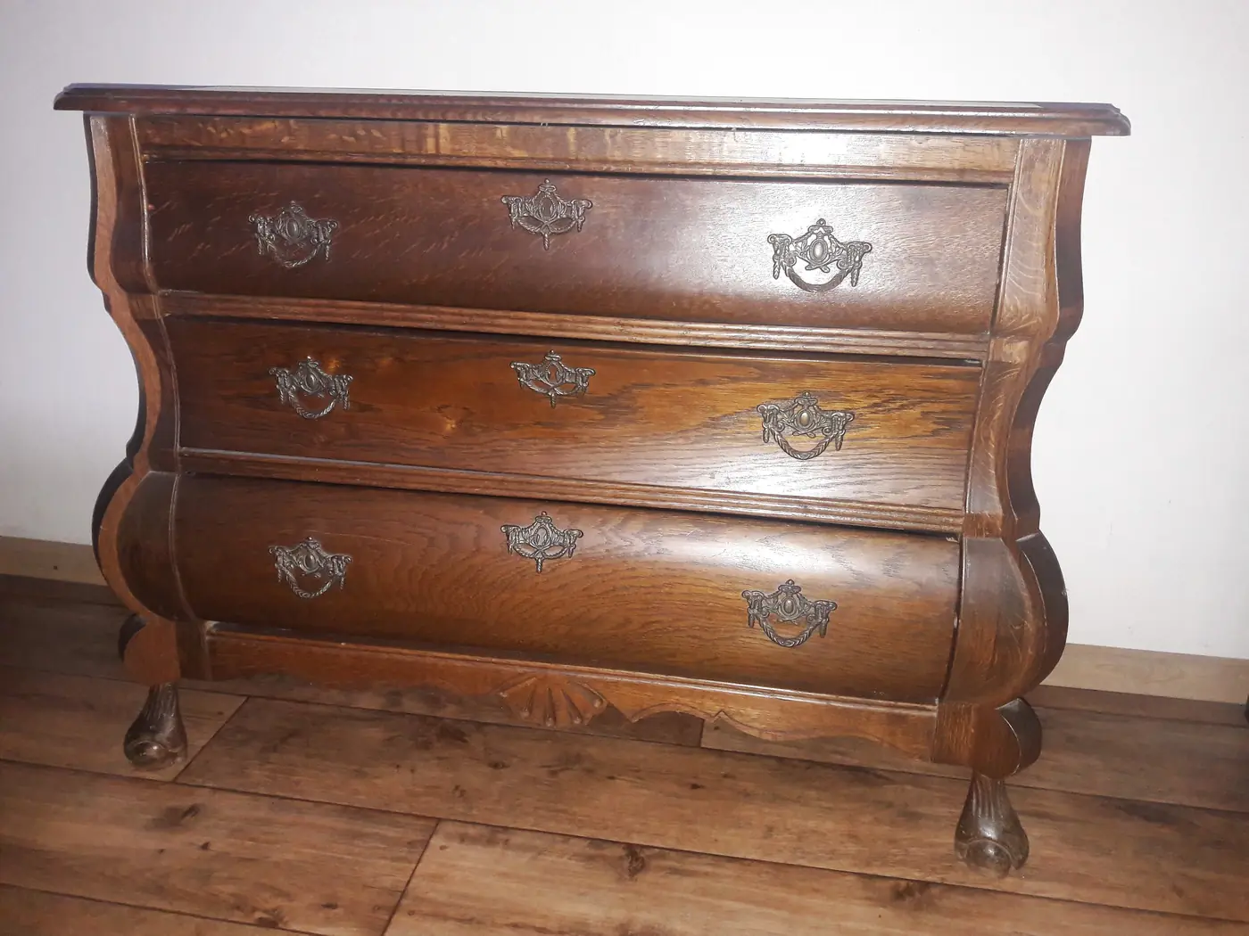 Eiken bolpootcommode vóór het opknappen, in de originele donkere kleur