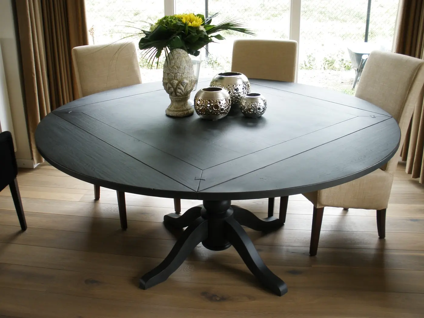 Ronde eettafel geschilderd in antracietgrijze krijtverf