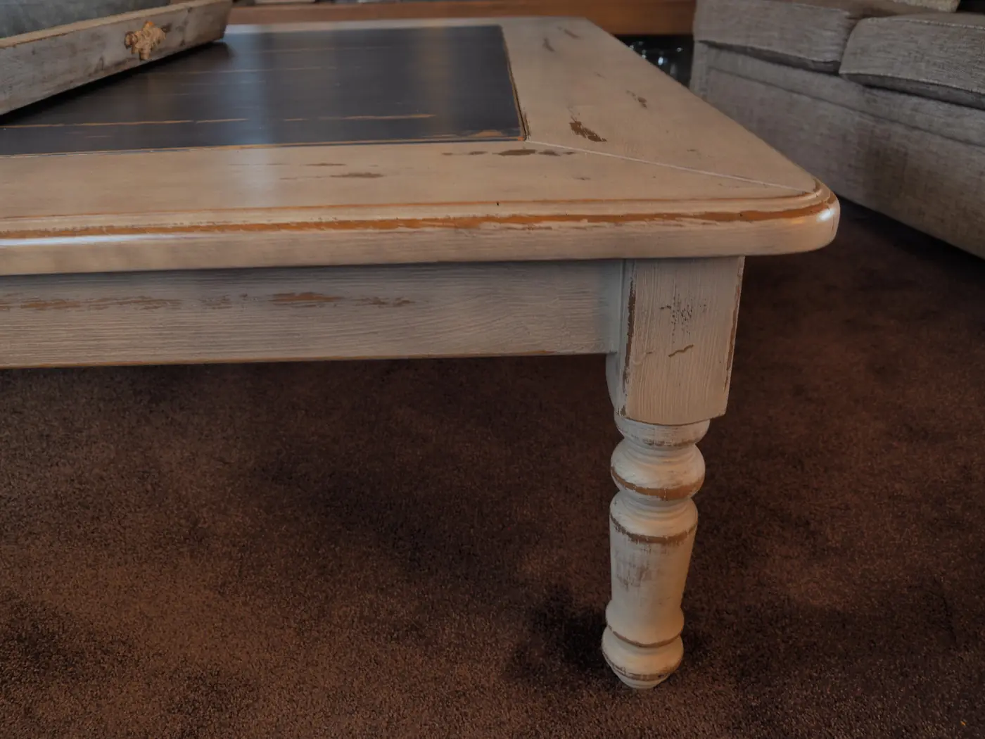Salontafel in vergrijsde krijtverf, gepatineerd afgewerkt