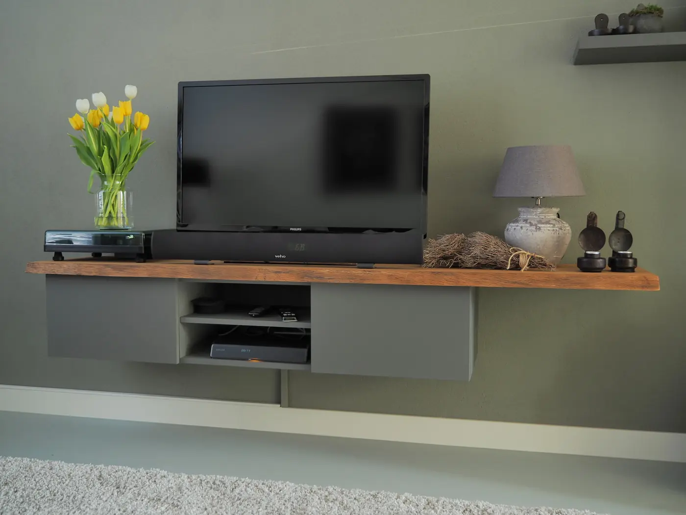 Zwevend tv-dressoir op maat gemaakt, met een eiken blad