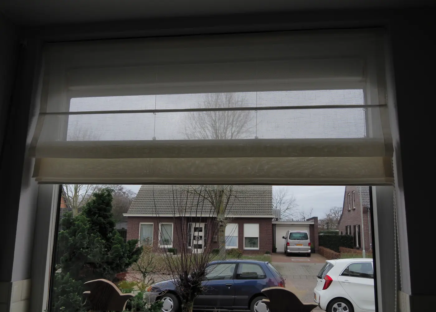 Vouwgordijn halfhoog voor een woonkamerraam