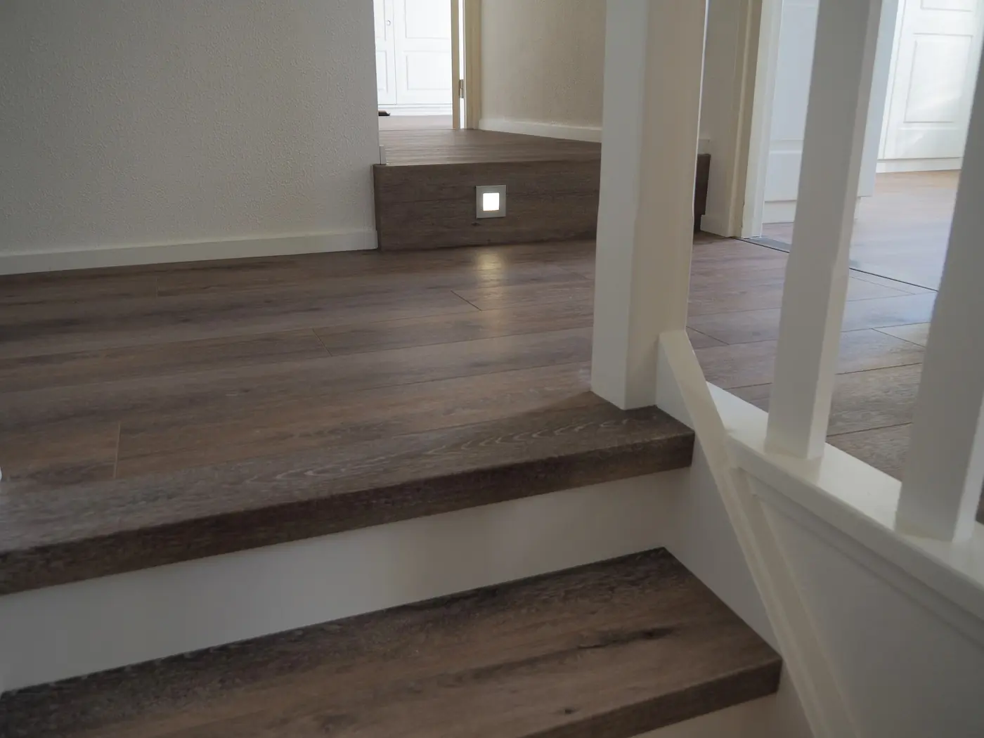 Houtlook treden met witte stootborden onder aan de trap